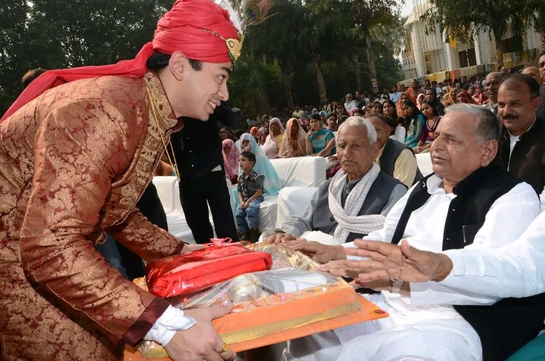 मुलायम सिंह के साथ प्रतीक