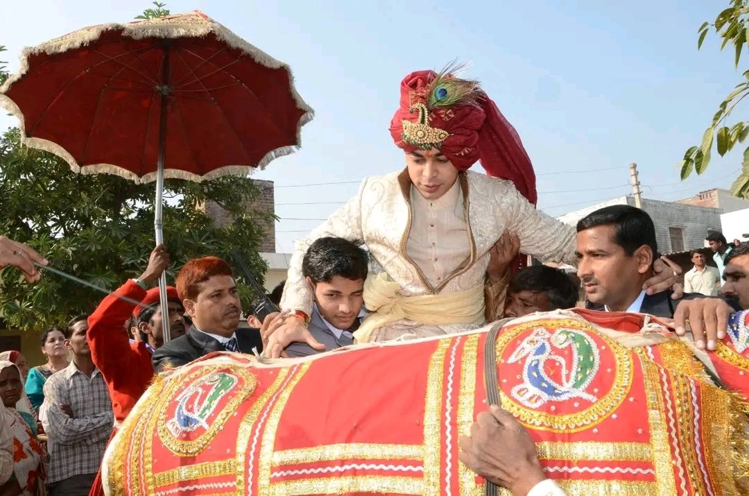 घोड़ी चढ़ते प्रतीक