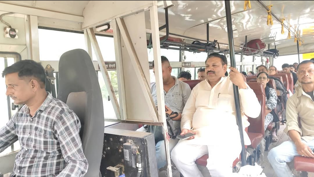 सांसद का बस में सफर