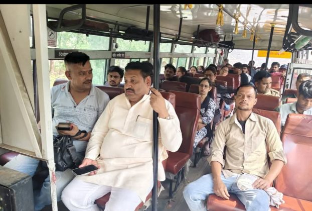 बस में सांसद